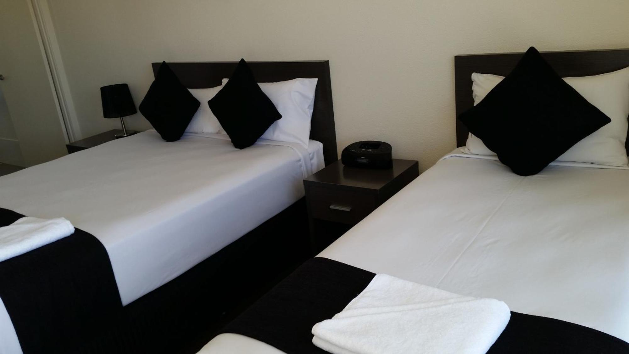 Dooleys Tavern And Motel Capella Extérieur photo