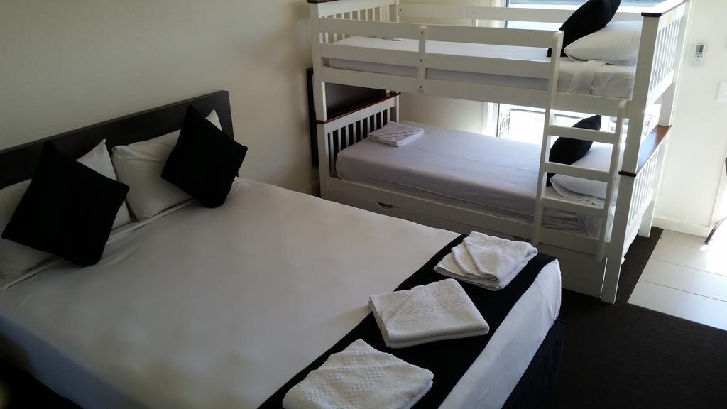 Dooleys Tavern And Motel Capella Extérieur photo