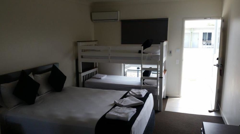 Dooleys Tavern And Motel Capella Extérieur photo